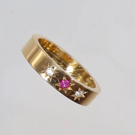 Ring med vita stenar samt rosa sten, stl 19½, bredd ca 5mm, gravyr, 18K Vikt: 9 g