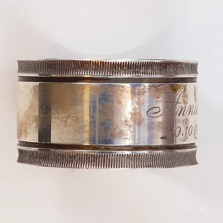 Servettring Ø35mm bredd 21mm gravyr Silver 830/1000.   Vikt: 17,1 g