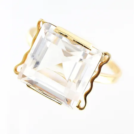 Ring Heribert Engelbert med bergkristall år 1946, stl: 20½, bredd 1,5-13,5mm, mindre nagg i sten, mindre spricka i skena, 18K, bruttovikt: 6,0gram Vikt: 6 g