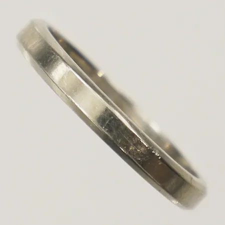 Ring slät, stl 17½, bredd 2,9mm, gravyr, vitguld 18K Vikt: 3,4 g