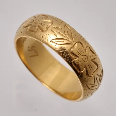 Ring stl:17½, bredd 6,7mm, 20K, personlig gravyr, 8,62g.
