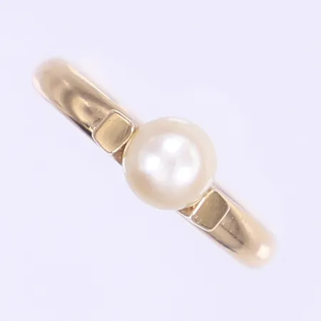 Ring med pärla stl:16¼, bredd 2-5mm, slitage, pärla sned i fattning, bortnötta stämplar, 14K Bruttovikt: 3,3g Vikt: 3,3 g