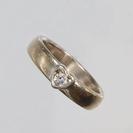 Ring med diamant 1xca0,08ct stl:16½ bredd 4-5mm 18K Vikt: 6,1 g