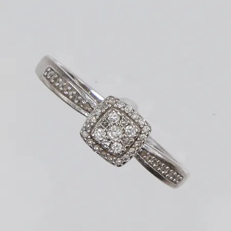 Ring vitguld med diamanter totalt ca 28x0,005ct, 4xx0,01ct, 1x 0,3ct,18K, 2,5g Vikt: 2,5 g