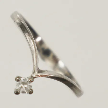 Ring med vit sten, stl 16, bredd 2,1-5,9mm silver 925/1000 Vikt: 1,1 g