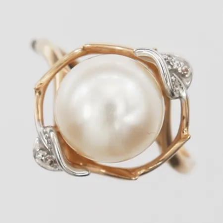 Ring odlad saltvattenpärla, diamanter 14 x ca 0,0025ct, stl: 16¾, bredd: 15,5-1,5mm, Ryssland 2003, vit/rödguld 14K Vikt: 3,6 g