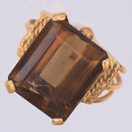 Ring troligen rökkvarts stl:16¼, 18K Vikt: 8,2 g