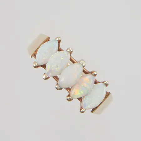 Ring med opaler stl:16½ bredd 7mm 14K 2,8g.
