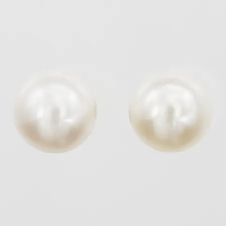 Ett par pärlörhängen Ole Lynggaard med odlade saltvattenpärlor, Ø10mm, design Charlotte Lynggaard, i originalask, 18K guld Vikt: 4,2 g