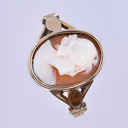 Ring med Camé stl:16½, bredd 2-13 mm 18K. Vikt: 2,6 g