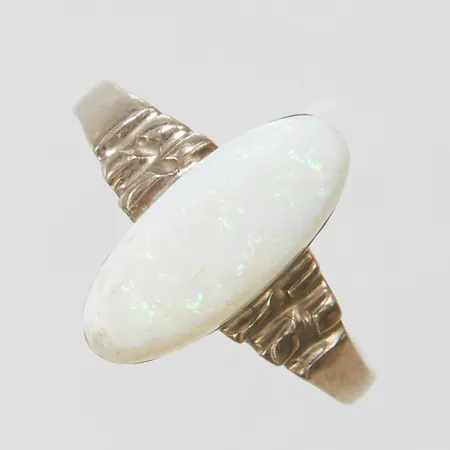 Ring med vit opal, stl:17¼, bredd: 2,2-15,5mm, små nagg på sten, skev skena, vitguld, ostämplad, 18K Vikt: 6,1 g