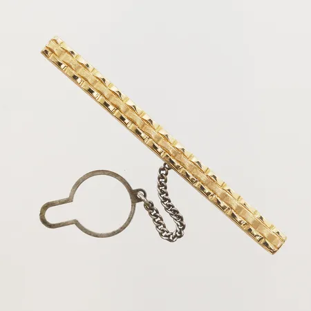 Slipsnål arbetad yta i guld 18K, säkerhetskedja, importstämpel, silver 925/1000 Vikt: 6,8 g