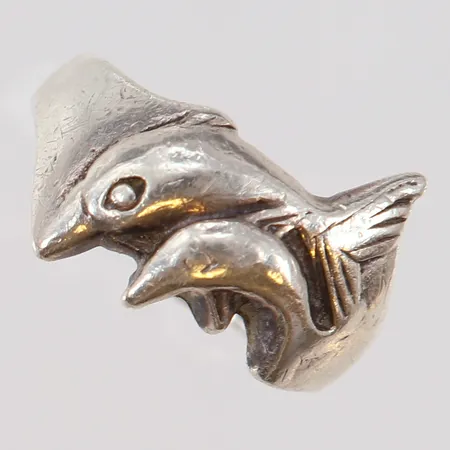 Ring delfiner stl:17, bredd 3-15mm, bucklig/repig skena, 925/1000 silver Vikt: 4,9 g