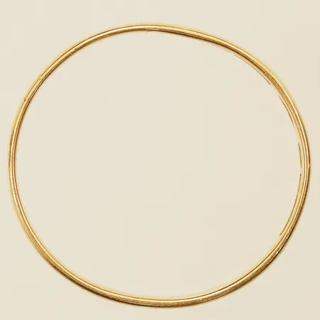 Ring slät stl:20½, bredd 5,6mm, gravyr, skev, 18K Vikt: 4,6 g