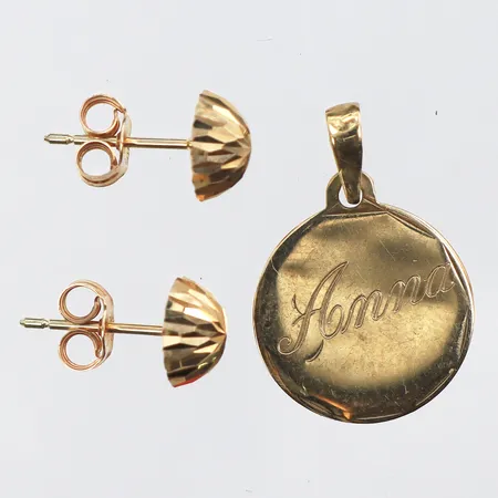 Örhängen paret,diameter ca 6.7 mm,14k + hänge med namngravyr 14k. Vikt: 1,3 g