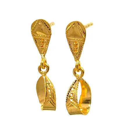 Örhängen, 18K guld, längd 17 mm, bredd 5 mm, ploppar saknas Vikt: 0,6 g