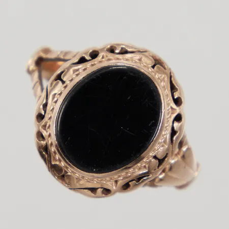 Ring med svart sten stl:18, bredd 16mm, defekt, 14K Vikt: 4,5 g