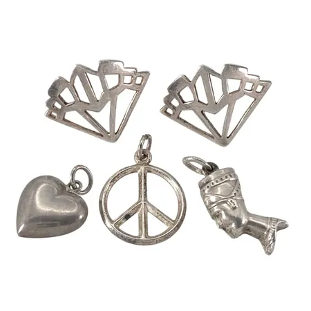 Örhängen och Hängen i silver, örhängenas storlek 15,5 x 21 mm, ploppar saknas, hängenas storlek inkl. ögla 17 / 21 / 22 mm Vikt: 4,5 g