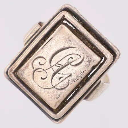 Silverring med monogramgravyr stl:17¾, ej kontrollstämplad Vikt: 6,7 g