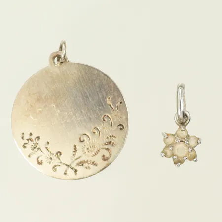 2 Hängen varav en med vita stenar, graverat och defekt, silver 925/1000-delar, 2,9g Vikt: 2,9 g