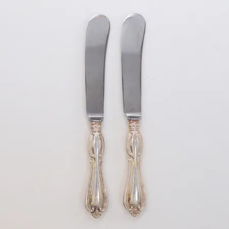 2 Smörknivar rostfria blad, modell Olga, längd 16,5cm, GAB, 830/1000 silver. Bruttovikt 74,5g Vikt: 74,5 g