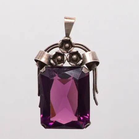 Hänge lila sten längd 4,5cm, bredd 27,8mm, Guldvaruhuset Aktiebolag, år 1948, silver 800/1000 Vikt: 20,5 g