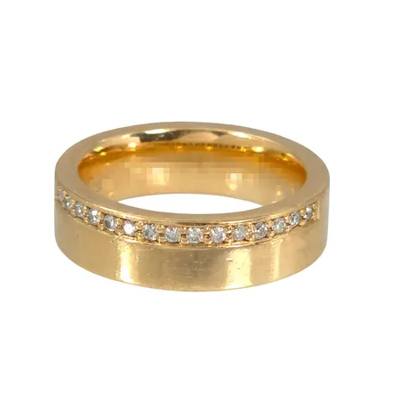 Diamantring, 9K guld, Diamanter 15 st - totalt 0,15ct - stämplat på skenans insida, Schalins Ringar AB (SCH), Ø17¼ mm, bredd 6 mm, invändig gravyr Vikt: 8,9 g