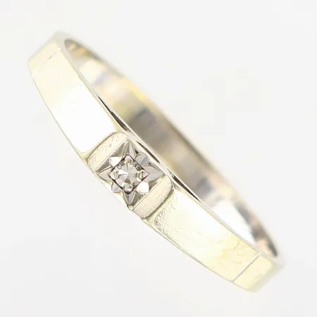 Ring med diamant 0,01 stl:17¼, bredd:2-3,5mm, vitguld 18K Vikt: 1,9 g