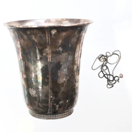 Bägare G.A.B Stockholm 1960,höjd ca 9 cm + kedja,silver 830/1000. Vikt: 67,6 g