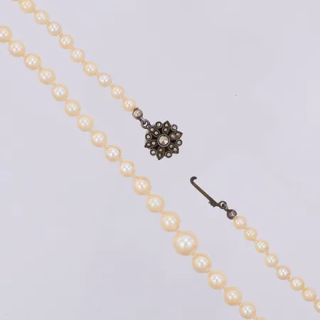 Pärlcollier med defekt silverlås längd: 56cm, odlade saltvattenspärlor, doserad bredd: 4-7,3mm, 835/1000 Vikt: 0 g