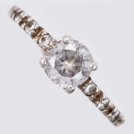 Ring med vita stenar SBAB stl: ca 15½ bredd: ca 1mm silver 925/1000 Vikt: 1,8 g