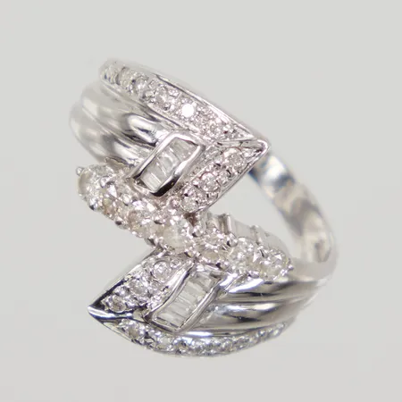 Ring med diamanter 7 briljantslipade, 8 baguetteslipade och 18 åttkantslipade totalt 0,50ctv enligt gravyr, stl:16, bredd 2-15mm, vitguld 18K Vikt: 3,7 g