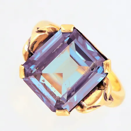 Ring med lila sten stl:17½, bredd framtill ca 14mm, gravyr, sten lös i fattning, 18K Vikt: 8,9 g