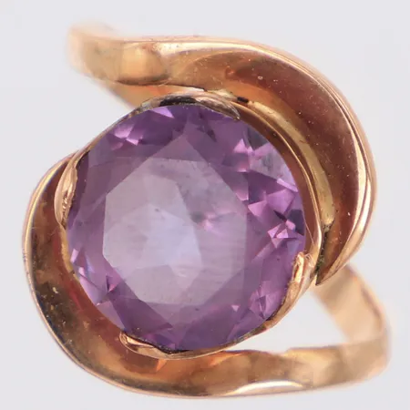 Ring med lila sten stl:17½, bredd 17mm, nagg,14K Vikt: 4 g