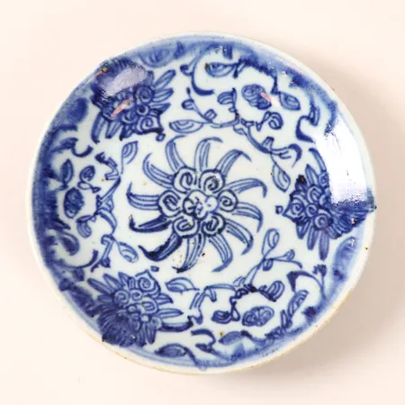 Fat porslin Kina, 1800-tal, floral dekor i underglasyrblått, ca Ø13,5cm, tillverkningsdefekter.