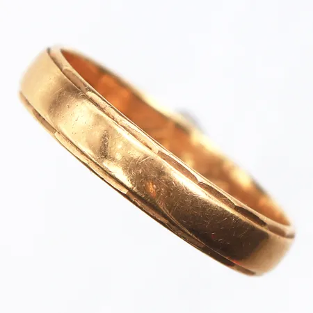 Ring slät med gravyr,CESON,storlek 22 ½ mm,bredd 4.9 mm,18k. Vikt: 6 g