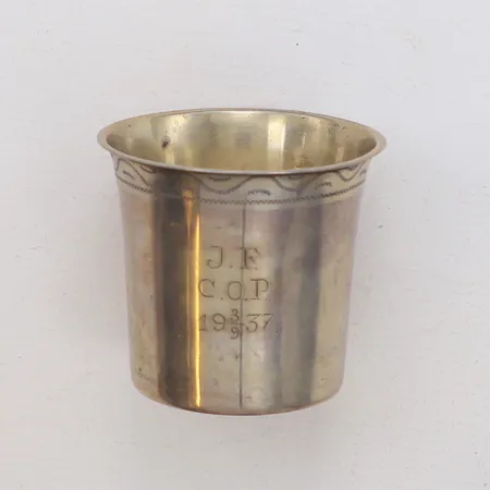 Bägare höjd 42mm, gravyr, bucklor, 830/1000 silver Vikt: 20,8 g