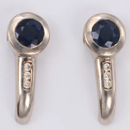 Örhängen med diamanter 6xca 0,01ct samt blå stenar, längd 21,0mm, bredd 8,0mm, skeva stift, snurrebussar saknas, 14K Vikt: 5,2 g