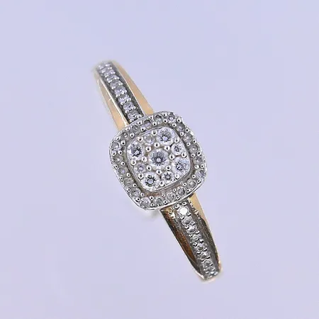 Ring ca 41x0,005ct 5x0,01ct Guldfynd stl:16, bredd 2-7 mm 18K. Vikt: 2,6 g