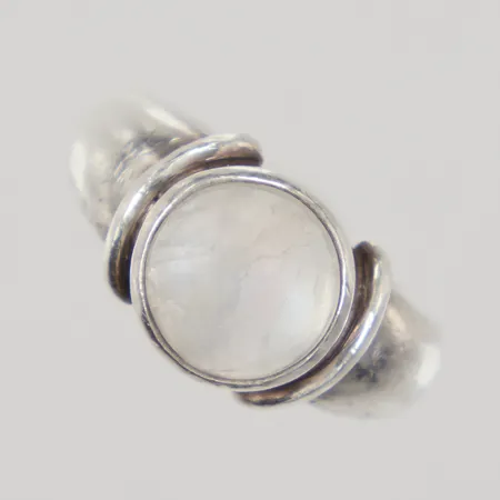 Ring med vit sten stl:15½, bredd 4-10mm, 925/1000 silver  Vikt: 6,4 g