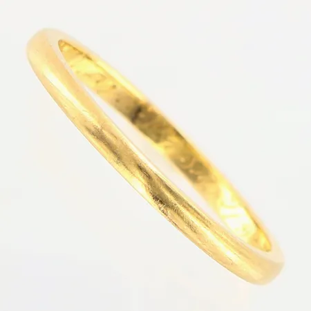 Ring slät stl:19½ bredd 2mm, gravyr 18K. Vikt: 2,9 g