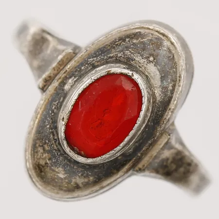 Ring med röd sten stl:13¾, bredd 2-13mm, skev skena, silver 835/1000 Vikt: 1 g