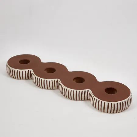 Ljusstake för 4 ljus "Prunella" design av Karin Björquist Gustavsberg längd 27,5cm, höjd 2,5cm, bredd 7,5cm, numrerad 41, smärre slitage, keramik.  Skickas med postpaket.