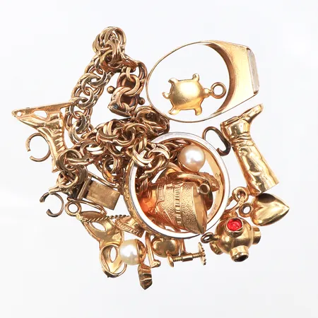 Trasigt och graverat guld,några med stenar,18k. Vikt: 33 g