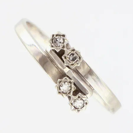 Ring med diamanter 4x0,01ct, åttkantsslipade, stl:19, bredd framtill 6mm, 18K Vikt: 2,5 g