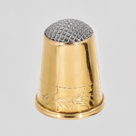 Fingerborg år 1839 höjd 19,8mm Ø 16,3mm 18K Vikt: 3 g