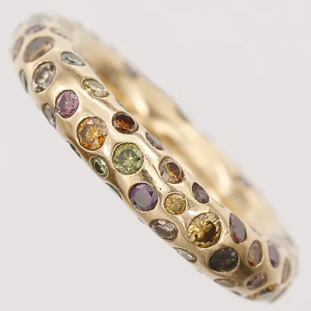 Ring med olikfärgade färgbehandlade samt naturliga diamanter totalt ca 3,50ct, ca 178 x  0,01-0,05ct, tre diamanter skadade/defekta, tillverkad av Olle Olls, Stockholm 2010, stl: 16, 18K guld Vikt: 8,5 g