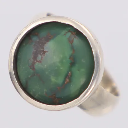 Ring med grön sten stl:18¼, bredd 16mm, 925/1000 silver  Vikt: 6 g