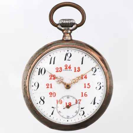 Fickur Omega med röda innersiffror,diameter ca 5 cm,tickar igång men ej funktionstestad,sprickor i urtavlan,slitage,silver 800/1000, bruttovikt: 94,4g.