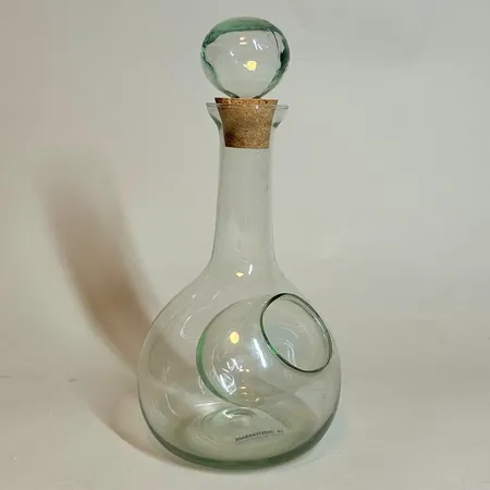 Glaskaraff med iskyl och korklock höjd 29cm Skickas med paket.